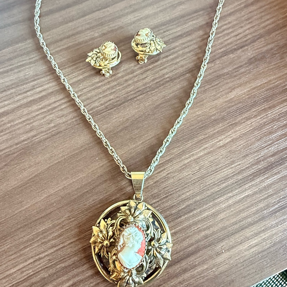 Vintage faux Gold Cameo Pendant Necklace Set - Coral & Ivory Cameo
